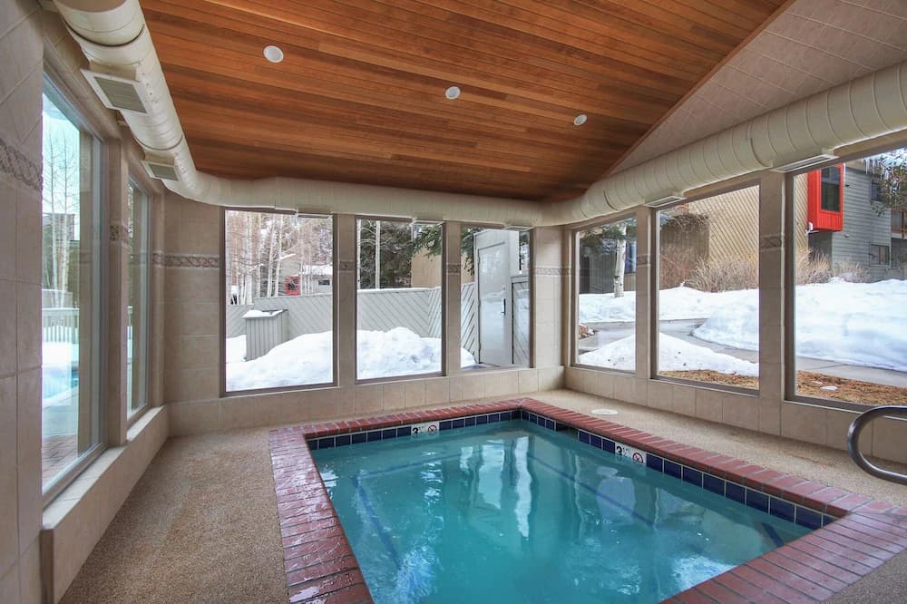 Indoor spa tub