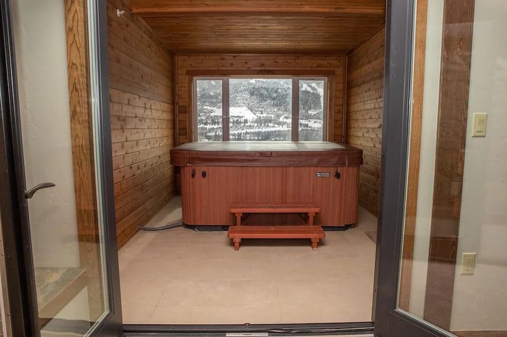 Private spa tub