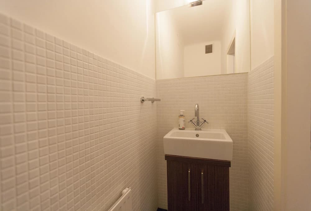 Bathroom sink