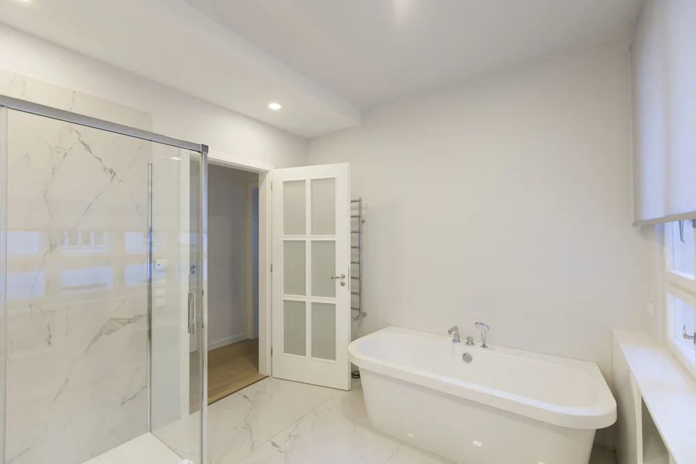 Deep soaking bathtub