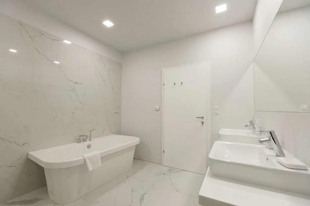 Deep soaking bathtub