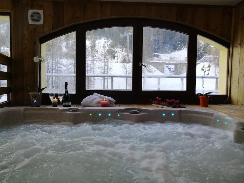 Indoor spa tub