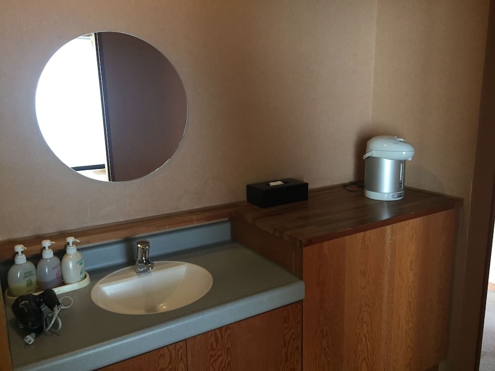 Bathroom sink