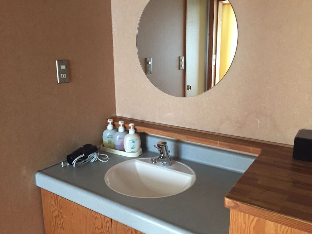 Bathroom sink