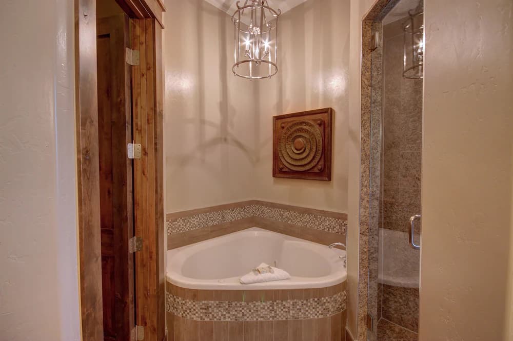 Deep soaking bathtub
