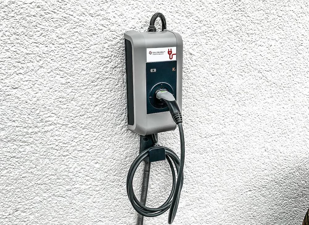 Electric vehicle charging station