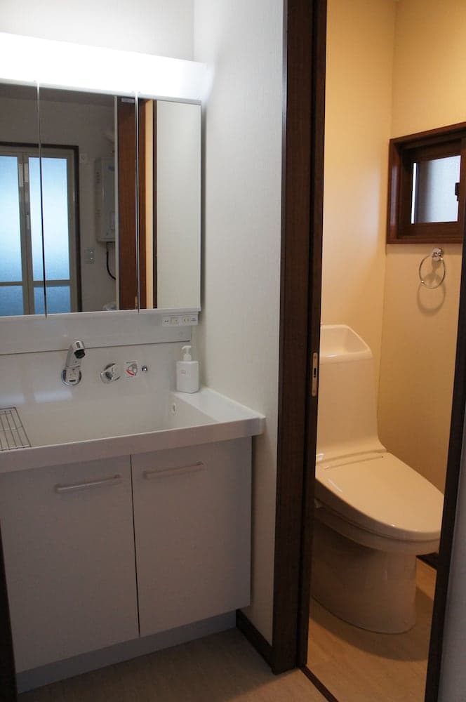 Bathroom sink