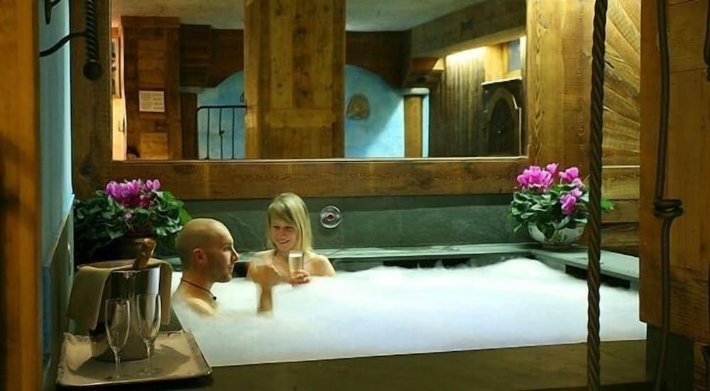 Indoor spa tub