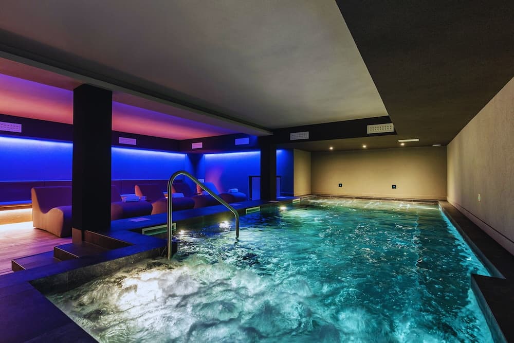 Indoor spa tub