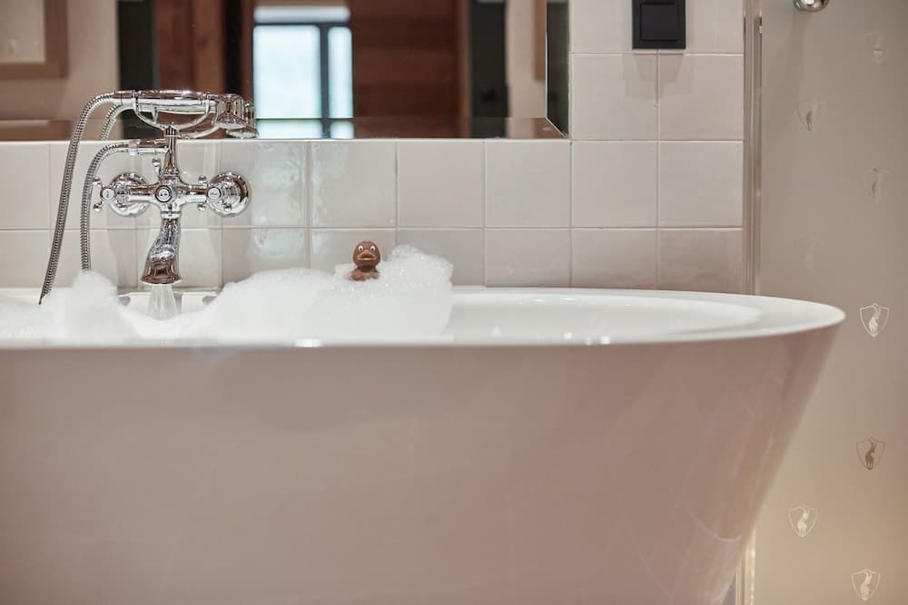 Deep soaking bathtub