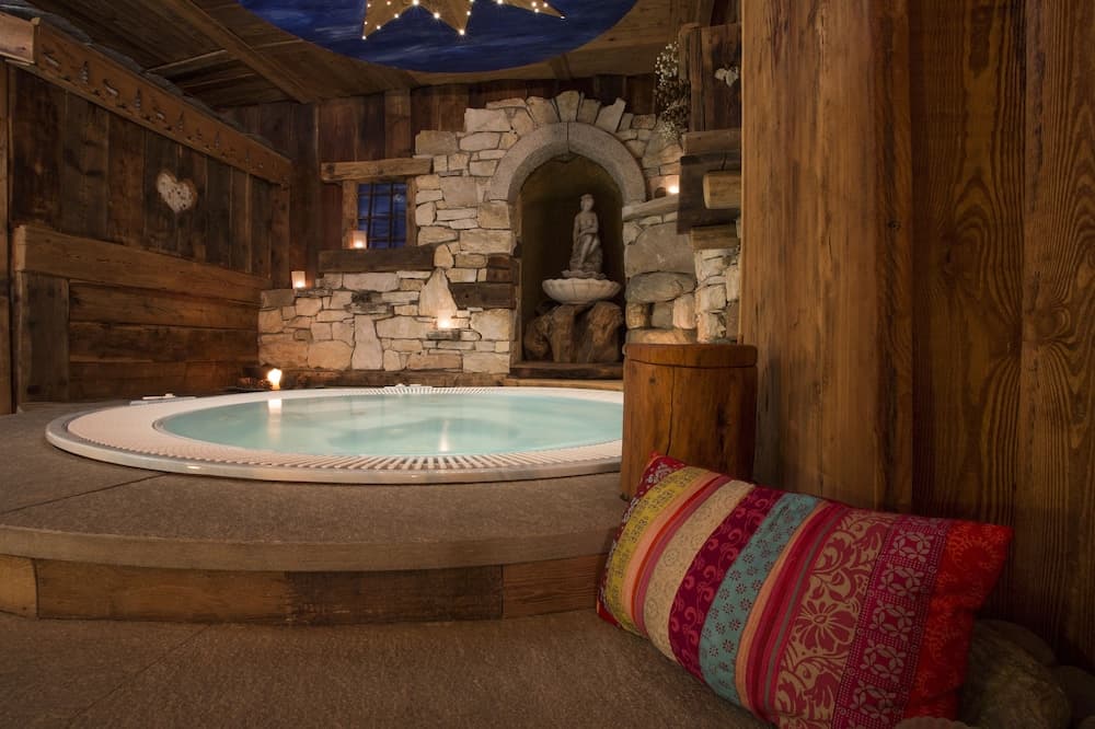 Indoor spa tub