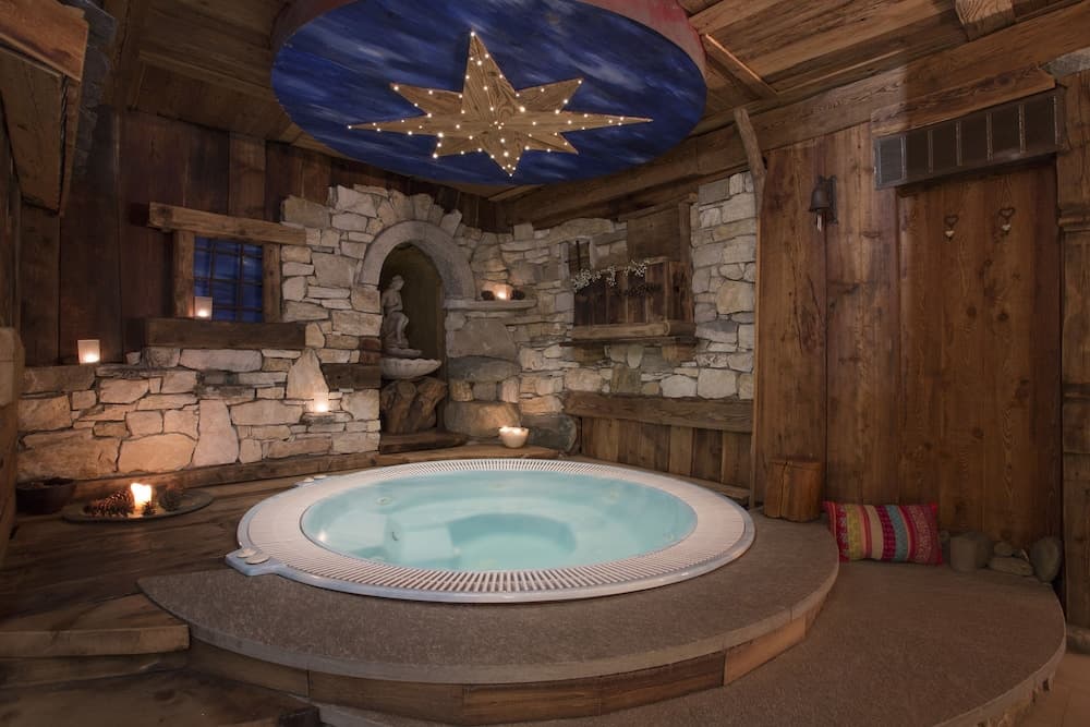 Indoor spa tub