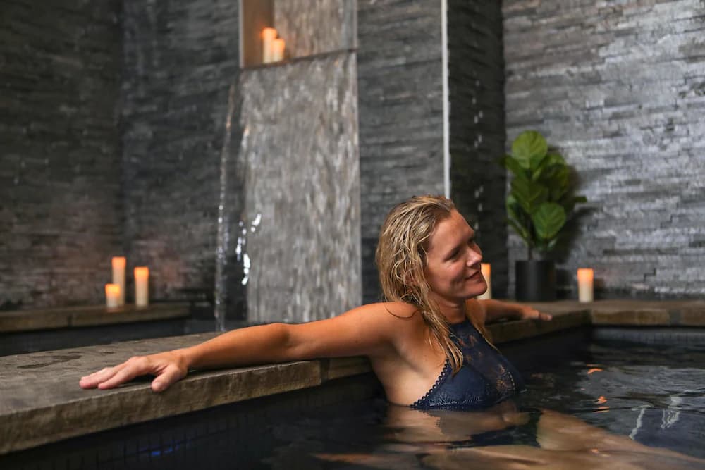 Indoor spa tub