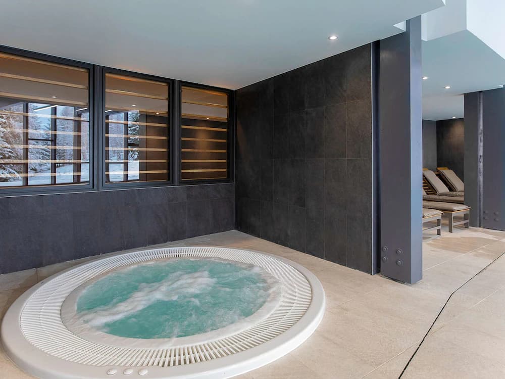 Indoor spa tub