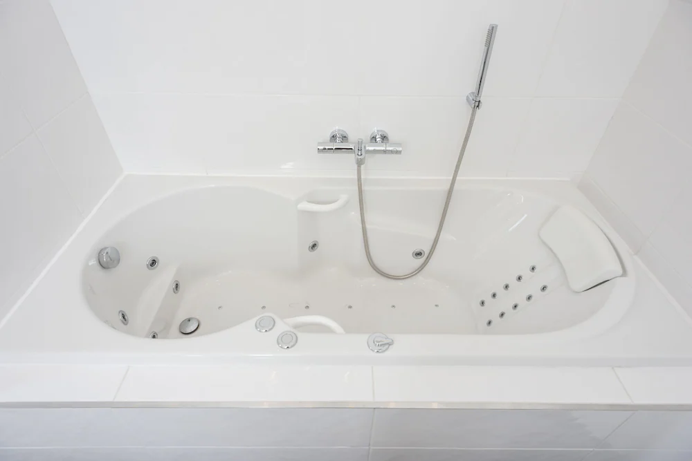 Deep soaking bathtub