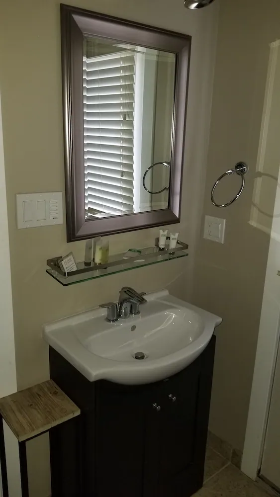 Bathroom sink