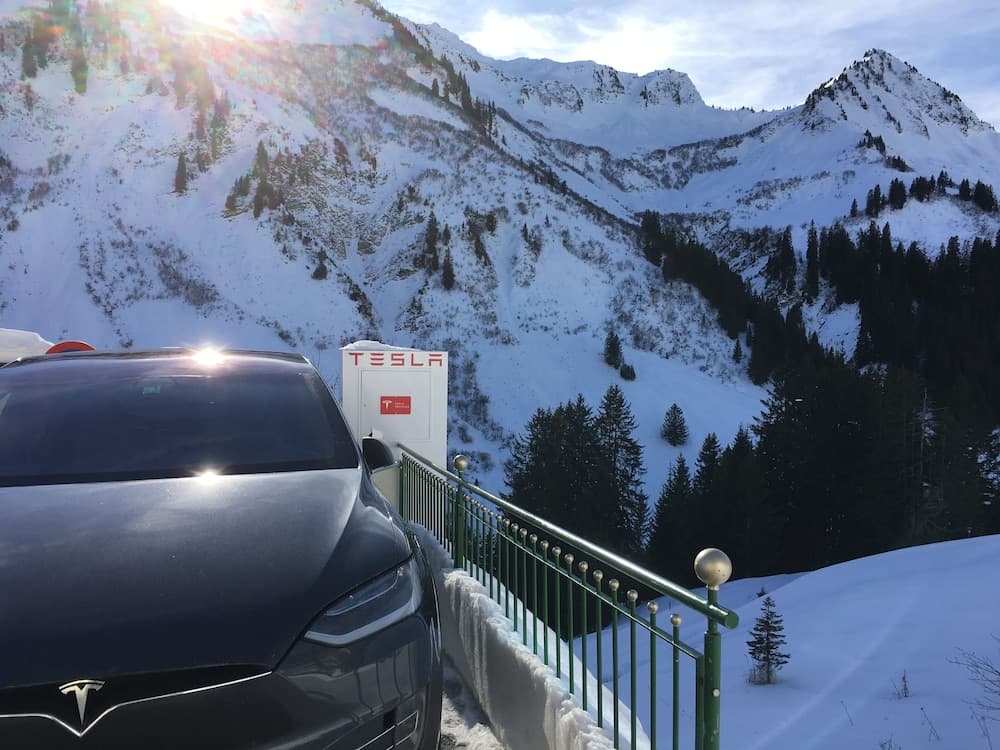 Electric vehicle charging station