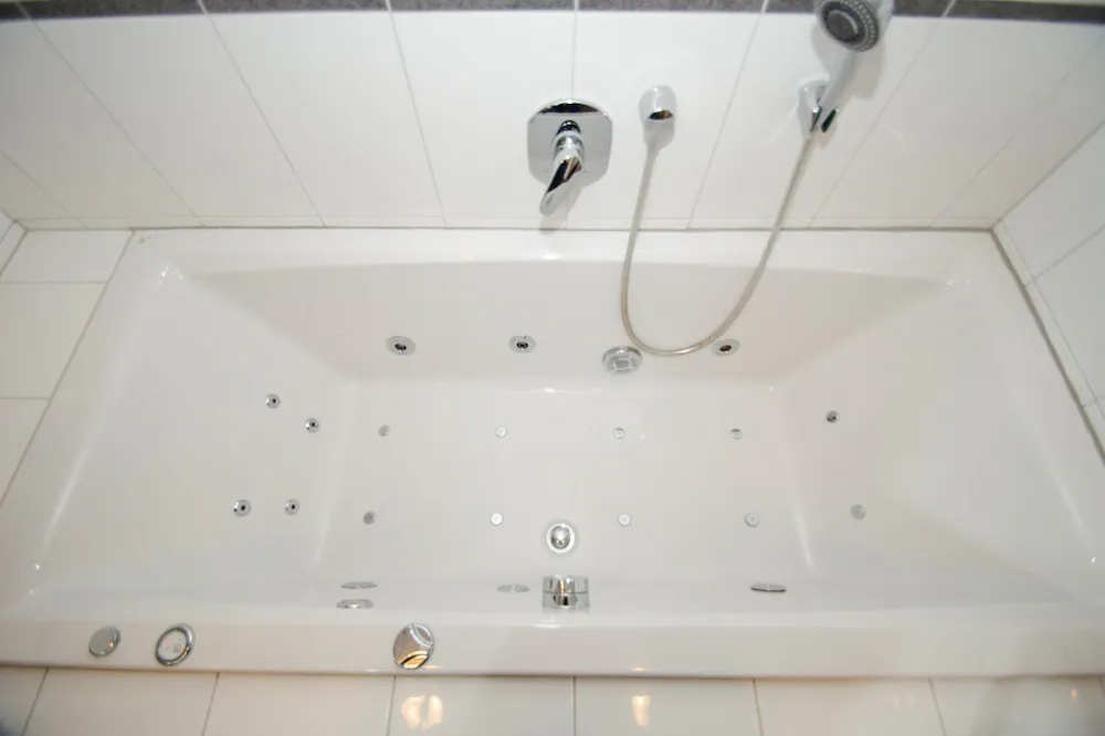 Deep soaking bathtub