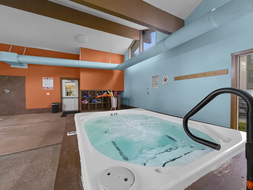 Indoor spa tub