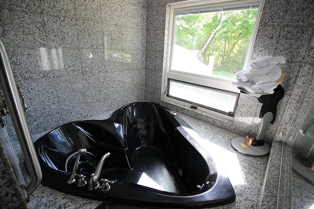 Jetted tub