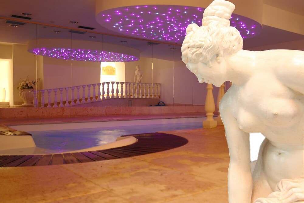 Indoor spa tub