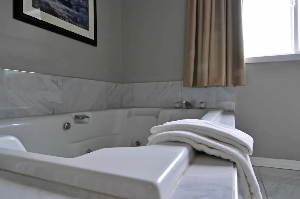 Private spa tub