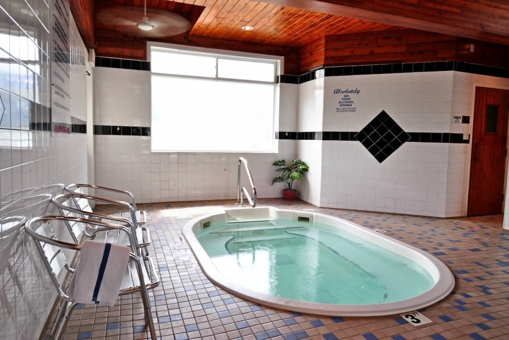 Indoor spa tub