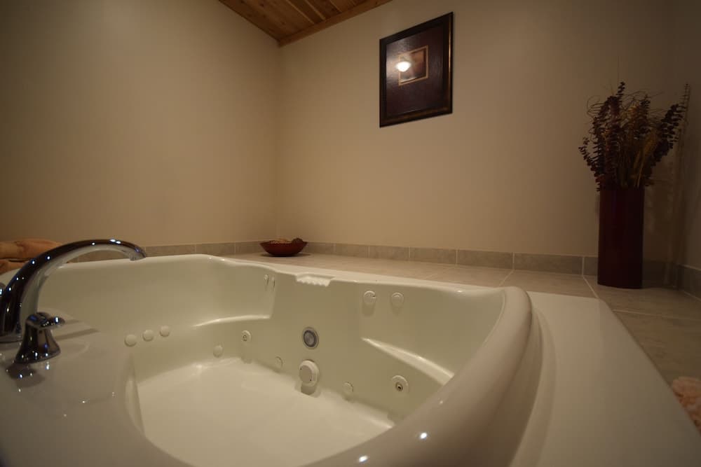 Deep soaking bathtub