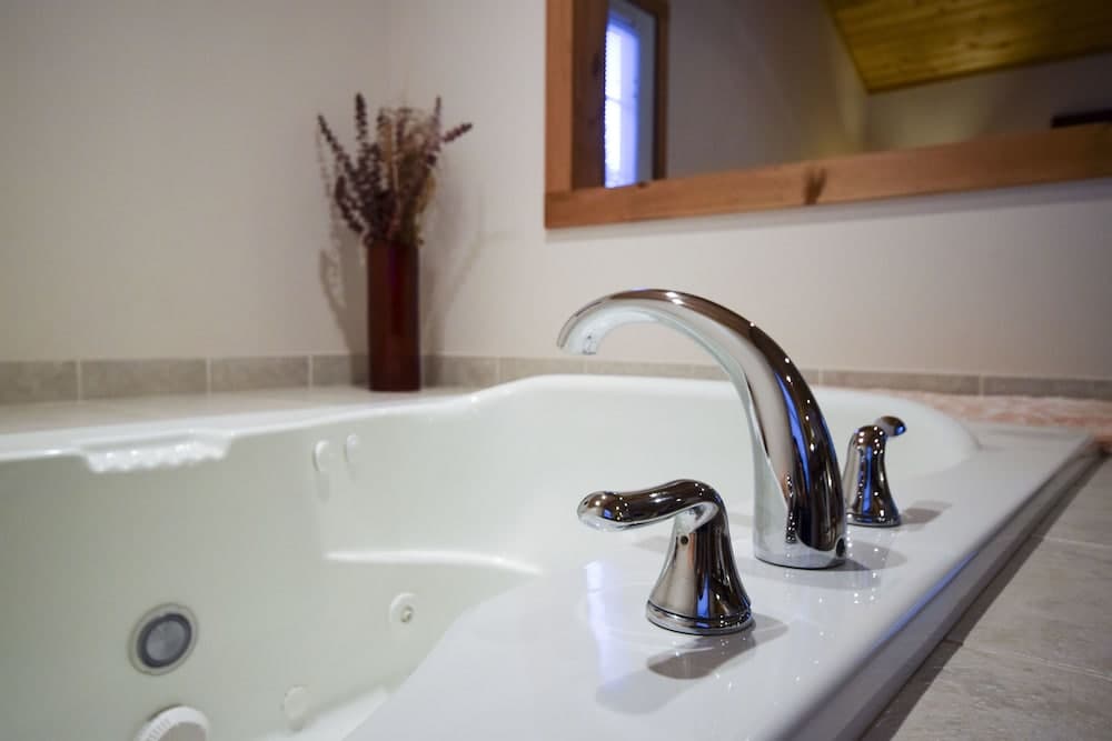 Deep soaking bathtub