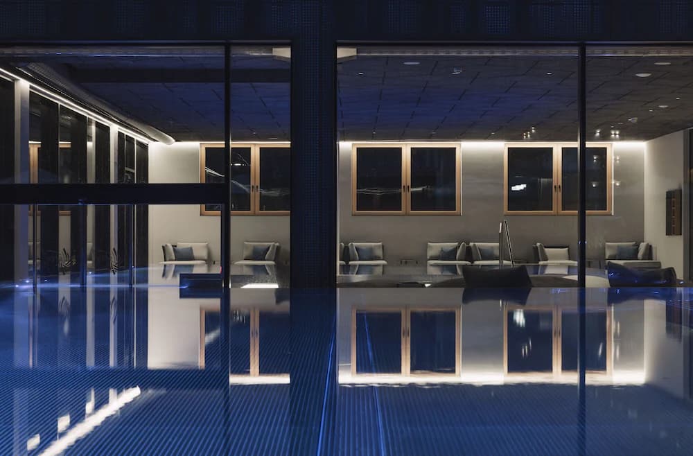 Indoor/outdoor pool
