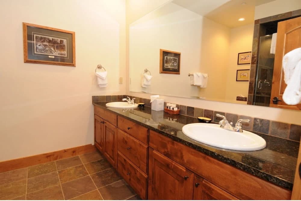 Bathroom sink