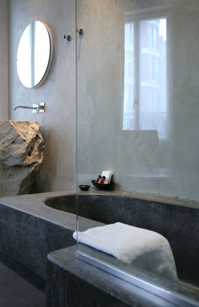 Deep soaking bathtub
