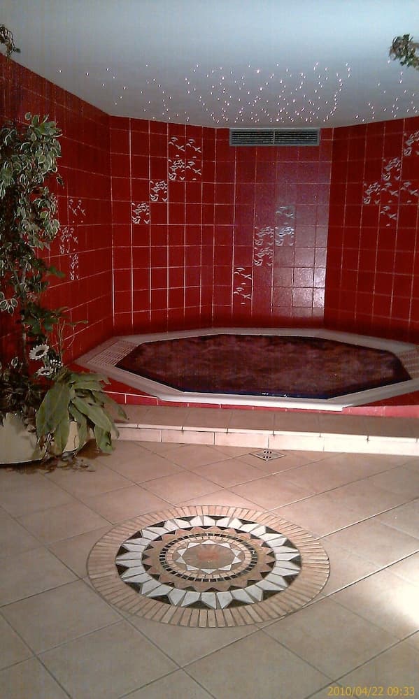 Indoor spa tub