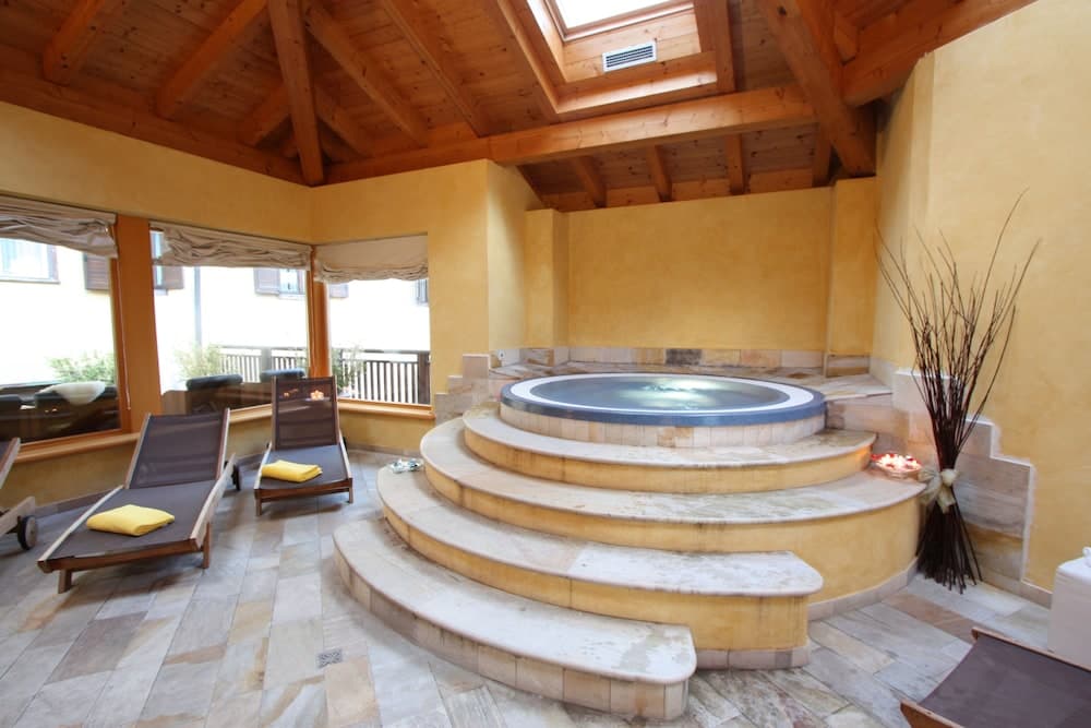 Indoor spa tub