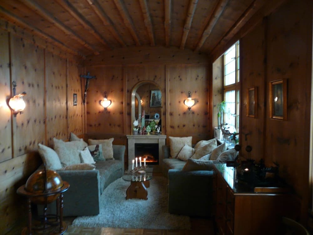 Lobby lounge