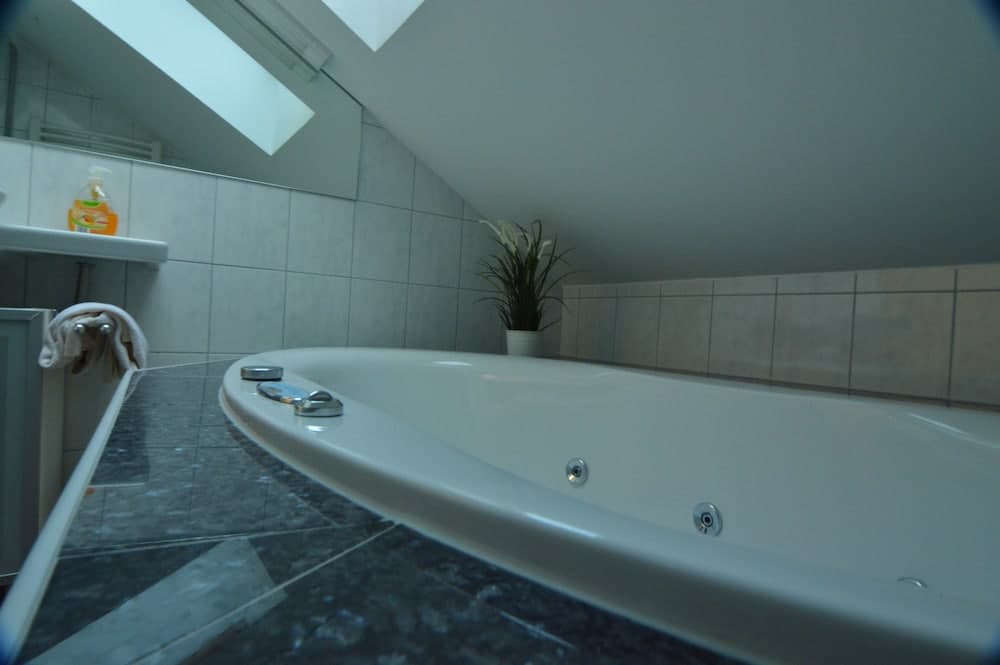Deep soaking bathtub