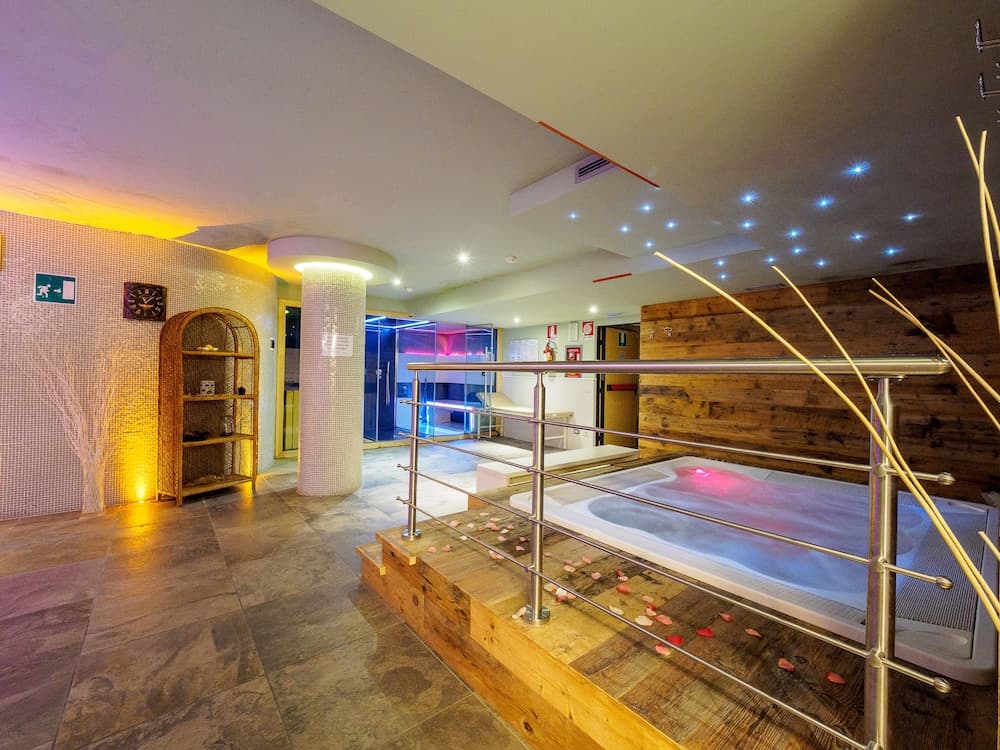 Indoor spa tub