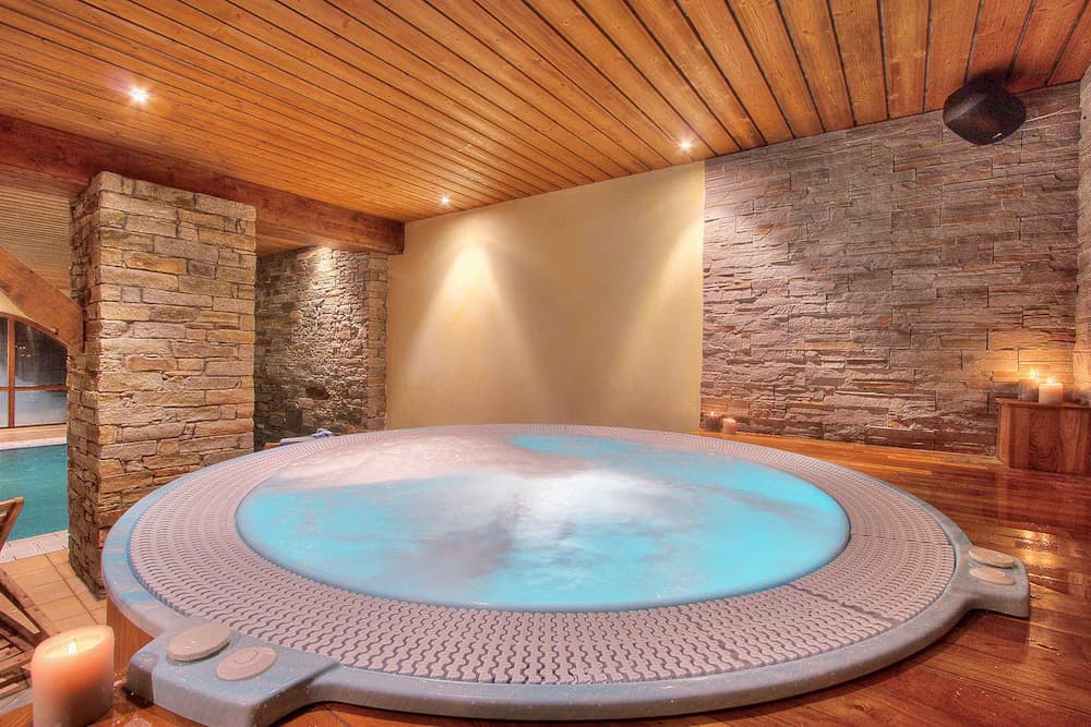 Indoor spa tub