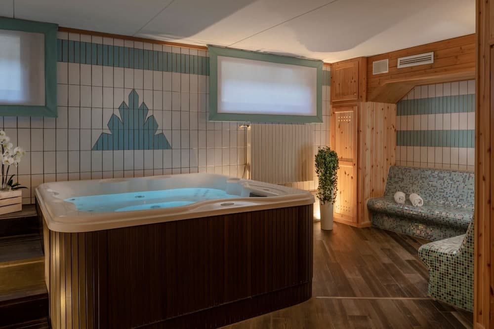Indoor spa tub