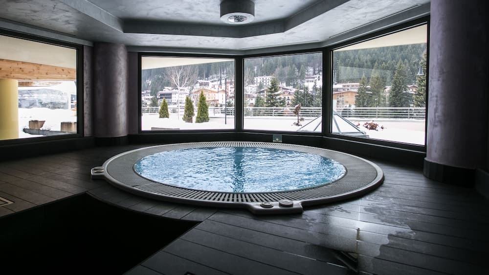 Indoor spa tub