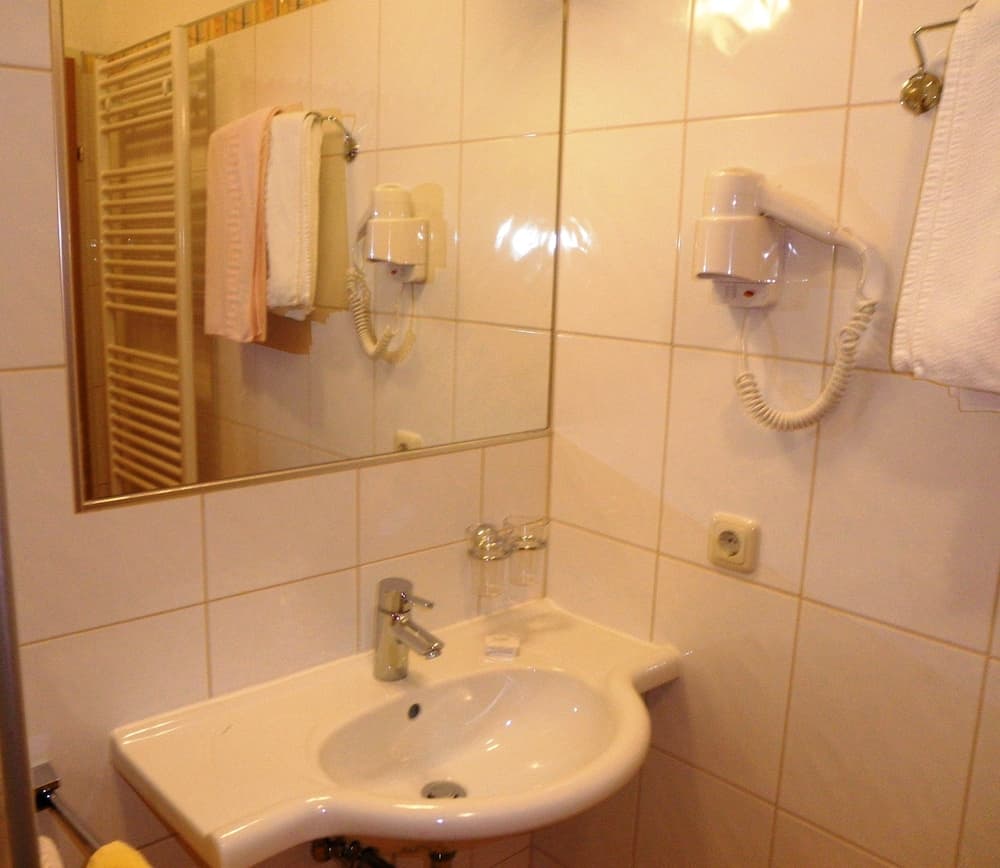 Bathroom sink