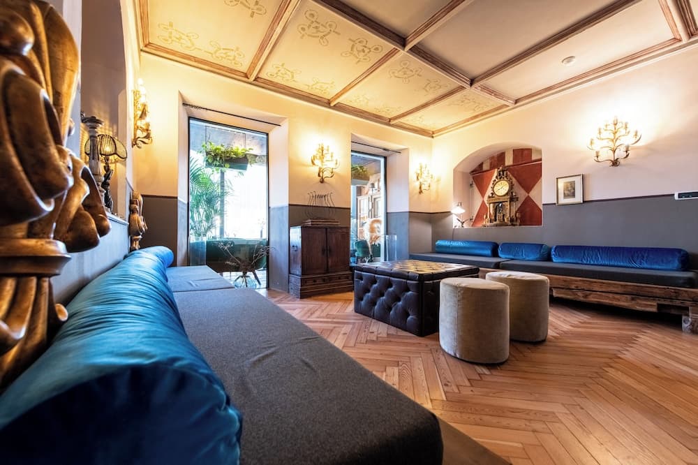 Lobby lounge