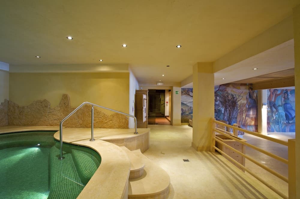 Indoor spa tub