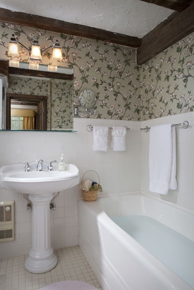 Deep soaking bathtub