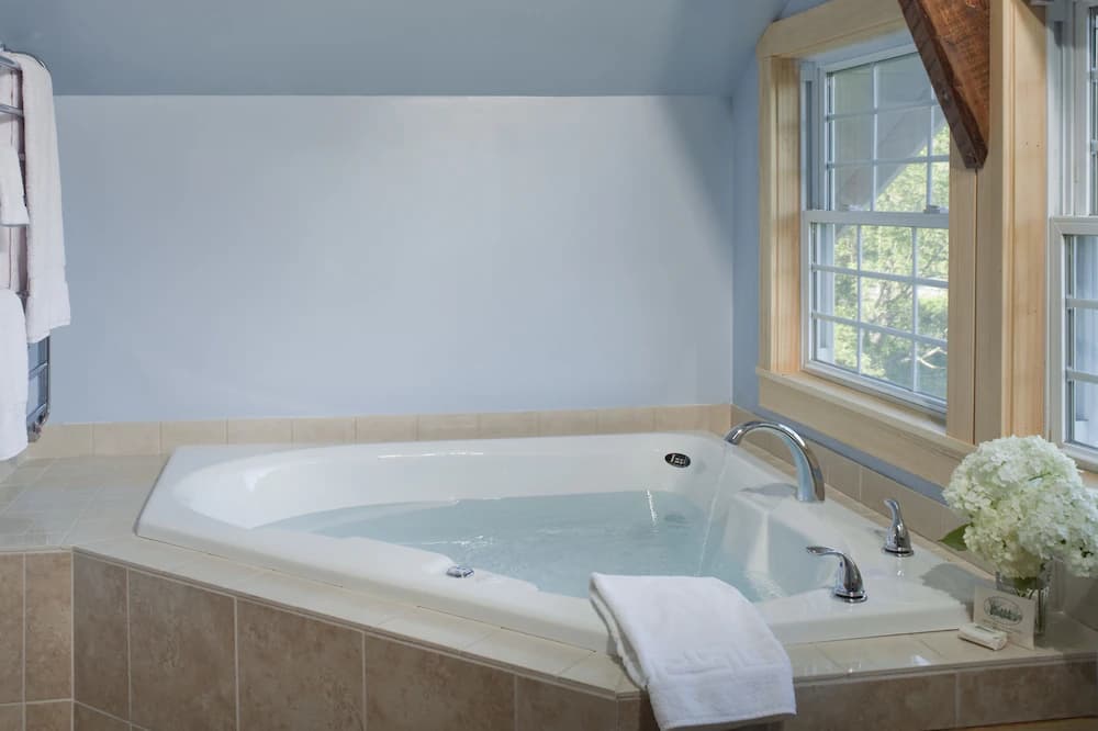 Jetted tub