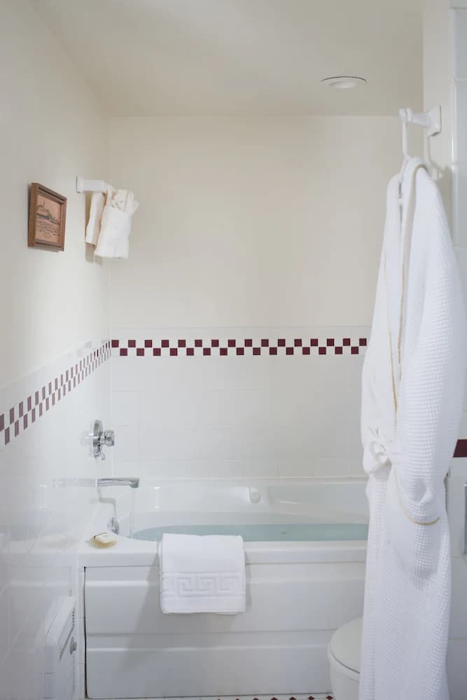Jetted tub