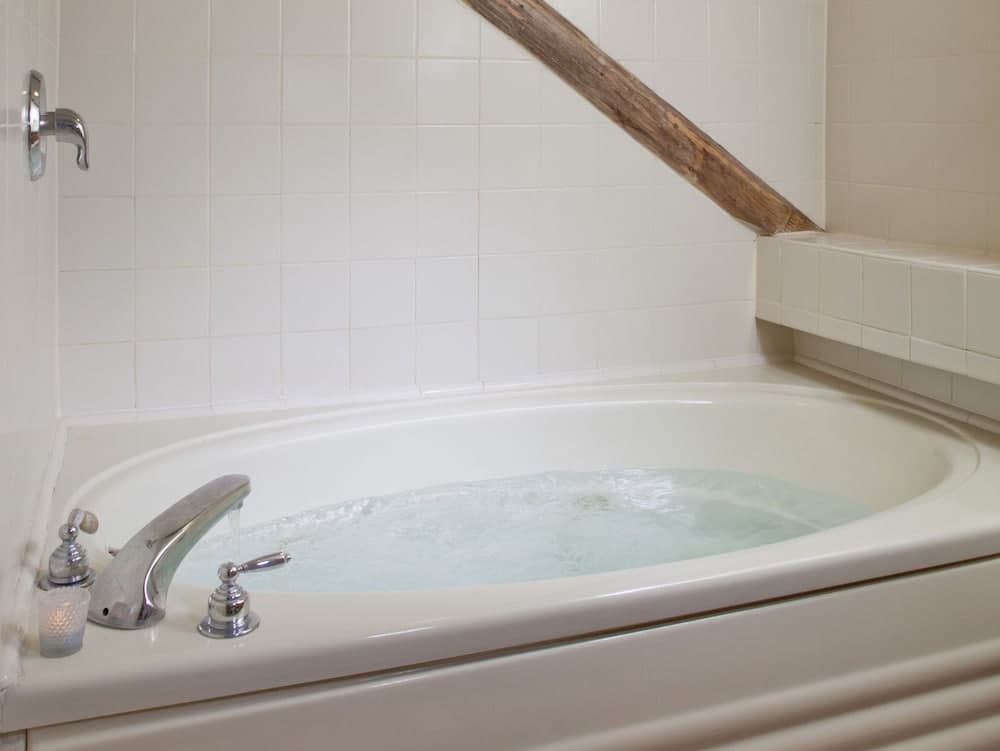 Jetted tub