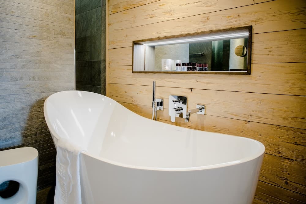 Deep soaking bathtub