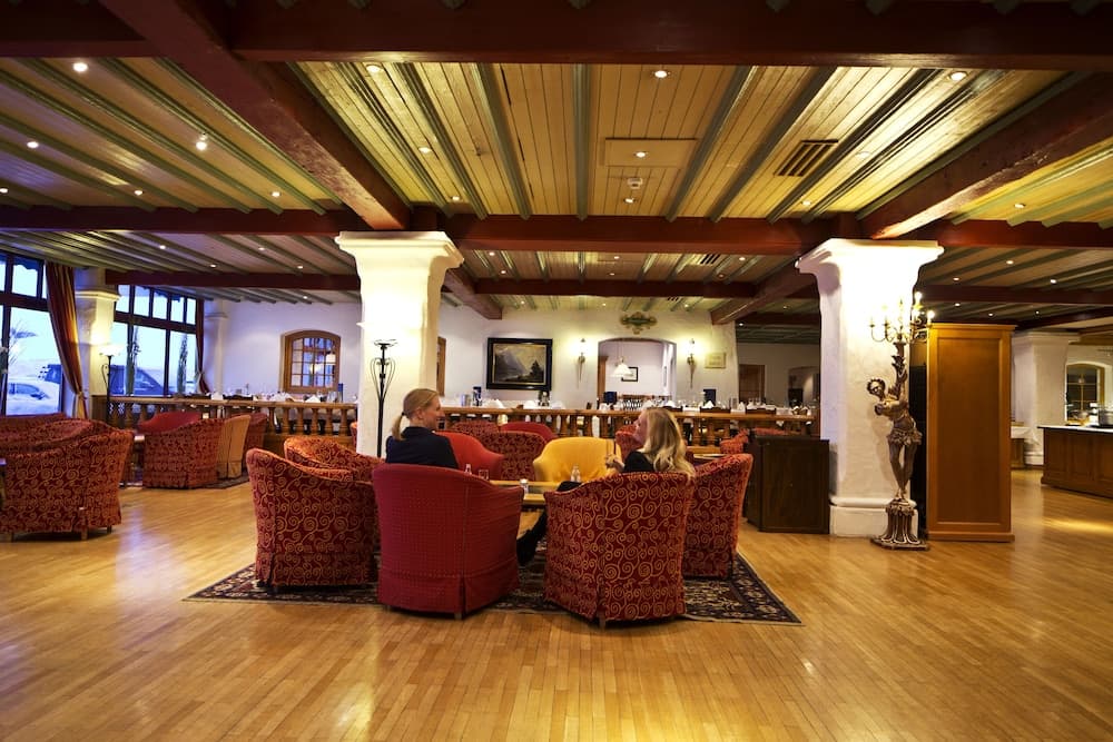 Lobby lounge