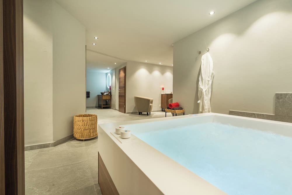 Indoor spa tub